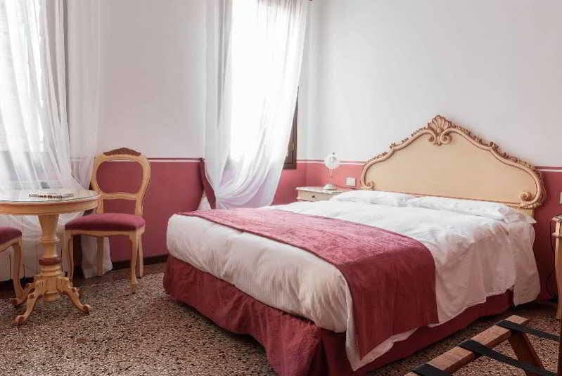 Ca' San Trovaso - 6 Rooms Venecia Exterior foto